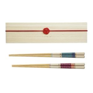 日本製 Tetote 手繪對筷禮盒套裝木盒與兩對筷子的白色背景圖