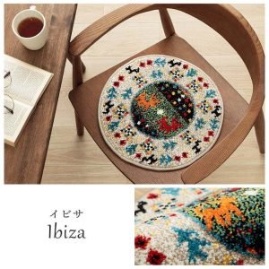 IKEHIKO 土耳其威爾頓編織圓形坐墊 - Ibiza放在木椅上的俯視圖,圖的右下角另外有一幅產品圖案放大的小圖。