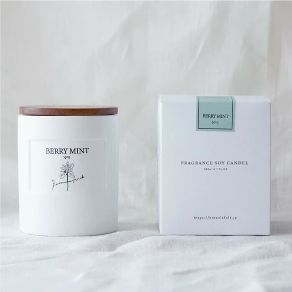 薄荷香味日本製 Botanicfolk 大豆蠟香氛蠟燭的瓶子與包裝盒正面圖。