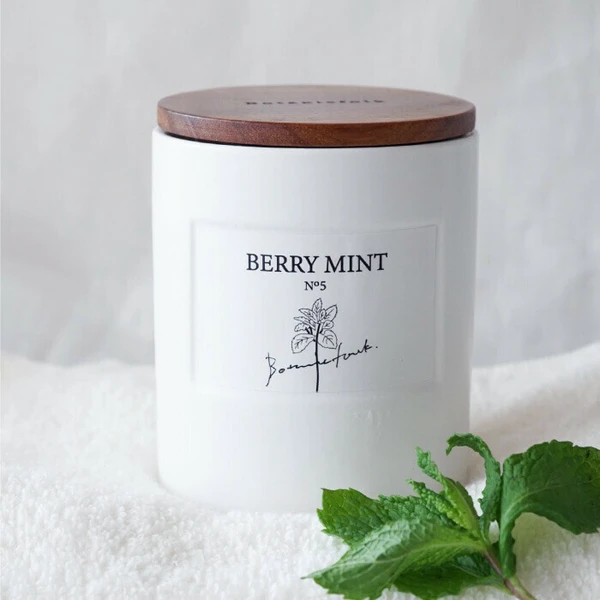 薄荷香味日本製 Botanicfolk 大豆蠟香氛蠟燭的瓶子正面圖。
