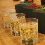 三種不同香味的日本製 kou × Kanazawa 金箔香氛蠟燭排列在枱上,背後放着包裝盒。