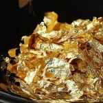 點着、正在燃燒的日本製 kou × Kanazawa 金箔香氛蠟燭所用的金箔圖片