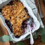 白色款的 Studio M' Antico 烤盤裝着食物放在木枱上的俯視圖