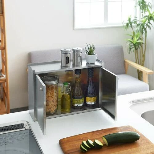 日本製造吉川不銹鋼雙門調味料收納櫃,打開門可看見裏面貨了調味料。