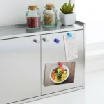 日本製造吉川不銹鋼雙門調味料收納櫃關起門,可看見可用磁石把卡片等紙張給在門上。