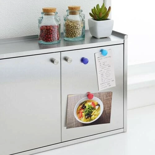 日本製造吉川不銹鋼雙門調味料收納櫃關起門,可看見可用磁石把卡片等紙張給在門上。