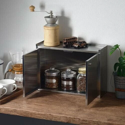 日本製造吉川不銹鋼雙門調味料收納櫃打開門,可看見裏面放了不同的瓶子。