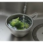 日本製 吉川不鏽鋼有柄料理濾網＋調理盆兩件組裝着蔬菜在水龍頭下沖洗