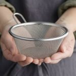 雙手捧着日本製吉川不鏽鋼有柄料理濾網