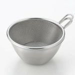 日本製吉川不鏽鋼有柄料理濾網放在相同尺寸的不鏽鋼碗內