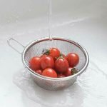 日本製吉川不鏽鋼有柄料理濾網裝着迷你蕃茄