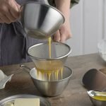 將蛋漿倒進日本製吉川不鏽鋼有柄料理濾網