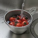 日本製 吉川不鏽鋼有柄料理濾網＋調理盆兩件組裝着迷你蕃茄在水龍頭下沖洗 pic.2