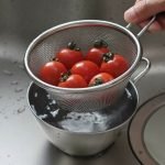 日本製 吉川不鏽鋼有柄料理濾網＋調理盆兩件組裝着迷你蕃茄在水龍頭下沖洗
