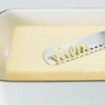 吉川不銹鋼牛油刀放在牛油上