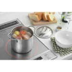 15cm 日本製造 吉川 郷技系列不銹鋼深型雙耳鍋放在電磁爐上,鍋內有湯,旁邊放着蓋子。