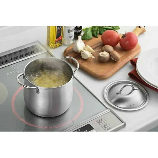 15cm 日本製造 吉川 郷技系列不銹鋼深型雙耳鍋放在電磁爐上,鍋內有湯,旁邊放着蓋子。pic.2