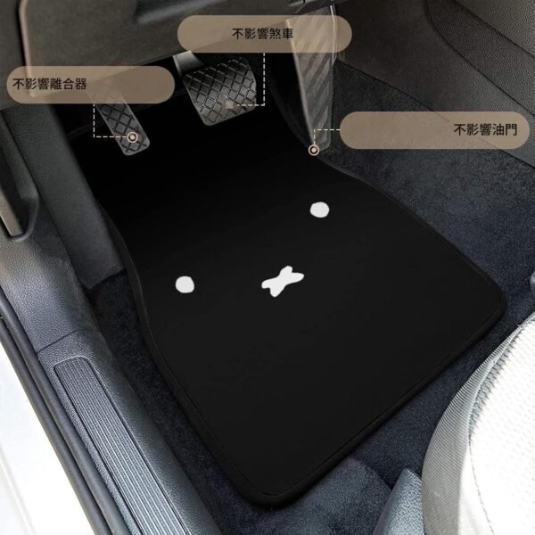 Miffy 米飛兔汽車防水地墊套裝（前後座4件組）鋪在前座腳踏區展示