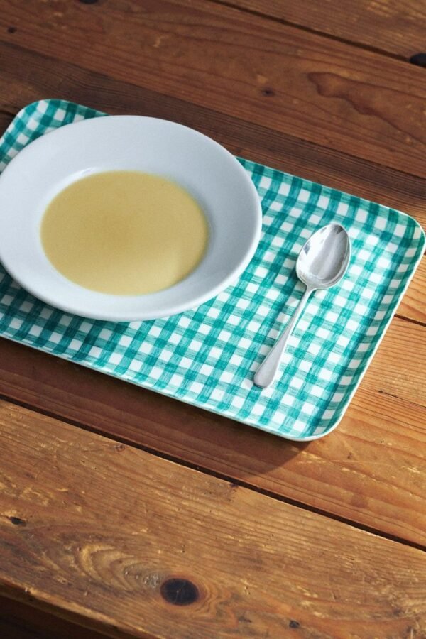 Fog Linen Work 亞麻托盤 L 格仔款 - 綠白格仔款裝着食物放在木枱上