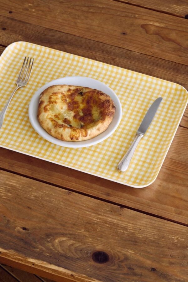 Fog Linen Work 亞麻托盤 L 格仔款 - 黃白格仔款裝着食物放在木枱上