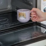 將紫色CDF ètendue I LOVE CAT！貓咪面圖案可堆疊陶瓷杯放進微波爐