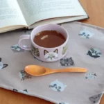 粉紅色 CDF ètendue I LOVE CAT!貓咪湯碗裝着湯放在枱上,旁邊放着木湯匙