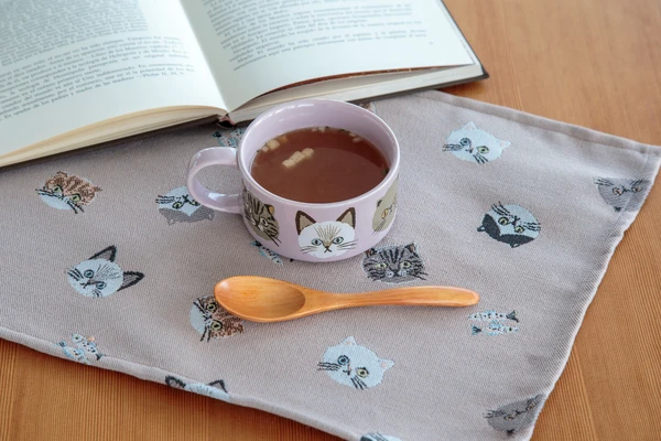 粉紅色 CDF ètendue I LOVE CAT!貓咪湯碗裝着湯放在枱上,旁邊放着木湯匙