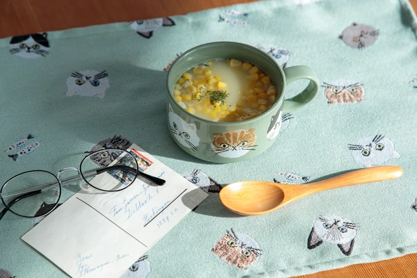 綠色 CDF ètendue I LOVE CAT!貓咪湯碗裝着湯放在枱上,旁邊放着木湯匙