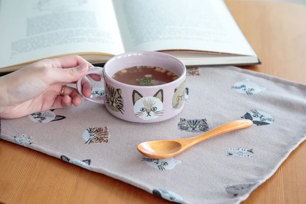 粉紅色 CDF ètendue I LOVE CAT!貓咪湯碗裝着湯放在枱上,旁邊放着木湯匙