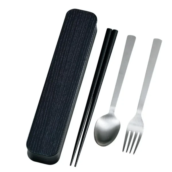 黑色款盒子與三件餐具包括筷子、匙羹、叉