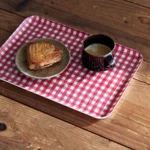 Fog Linen Work 亞麻托盤 L 格仔款 - 紅白格仔款裝着食物放在木枱上
