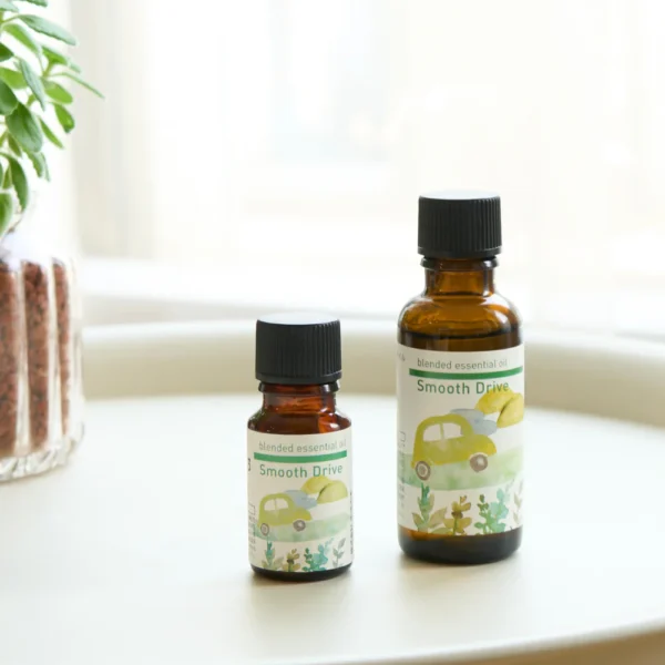 日本製造 生活の木 香薰精油 - Smooth Drive, 二個不同尺寸放在桌面