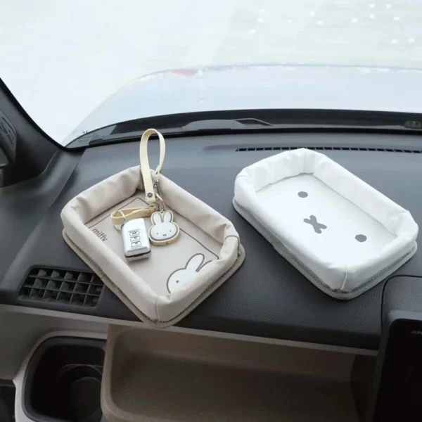 Miffy 車用儀表板置物托盤,置於汽車儀表板上的產品展示照