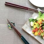 日本製 津輕琉璃 × 若狹塗 對筷與筷架禮盒(深綠與深紅筷架,餐桌展示)