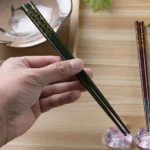 日本製 津輕琉璃 × 若狹塗 櫻花托架連對筷（手持一對，另一對置於桌面）