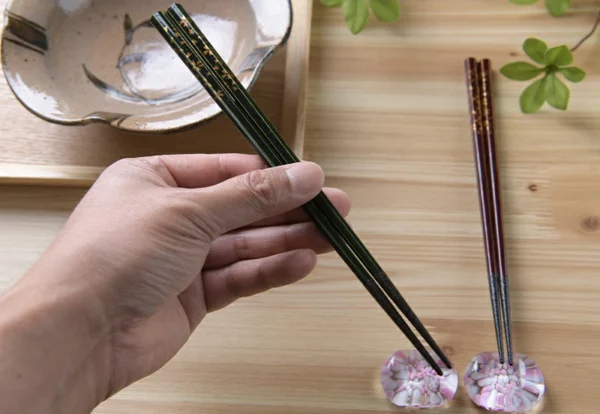 日本製 津輕琉璃 × 若狹塗 櫻花托架連對筷（手持一對，另一對置於桌面）