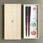 日本製造 津輕琉璃 × 若狹塗 對筷與筷架禮盒(正面)