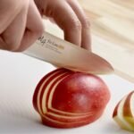 村斗 Fit‑Line 不鏽鋼匠人小刀，蘋果切片示範