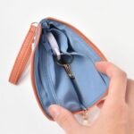 Miffy 彩色刺繡鑰匙證件收納包, 手打開並可見藍色內裡展示