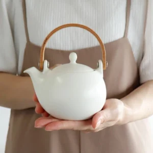 SALIU YUI 祥「結」日本製美濃燒日式茶壺 330ml 白色 雙手手持示意