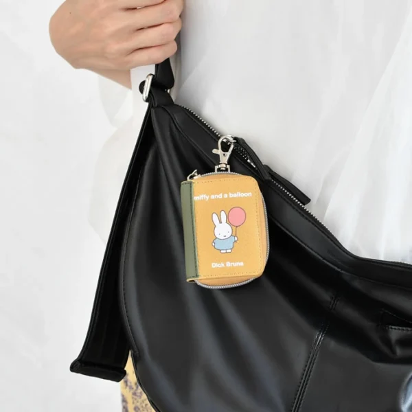 Miffy 書本造型智能鑰匙包 黃色, 掛於包袋內的使用情境展示照