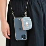 Miffy 書本造型智能鑰匙包 藍色, 掛於手機掛繩並搭配手機的使用情境展示照