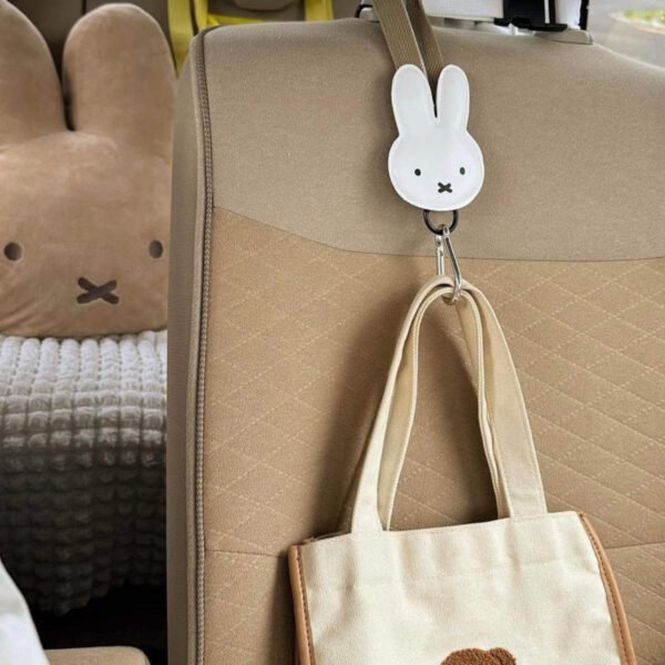 Miffy 造型汽車座椅掛勾 白色, 安裝於座椅並掛有托特包展示