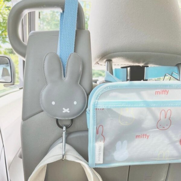 Miffy 造型汽車座椅掛勾 灰色, 安裝於座椅並掛有包袋展示