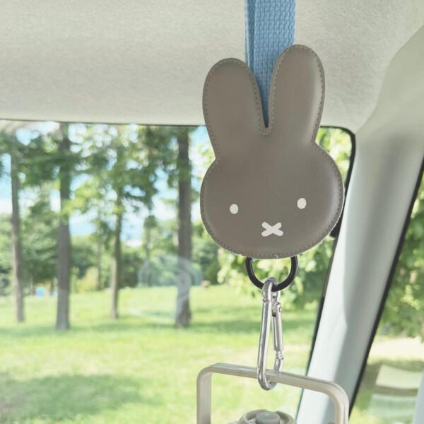Miffy 造型汽車座椅掛勾 灰色, 車內安裝並掛有物品展示