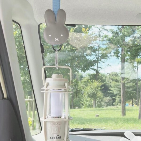 Miffy 造型汽車座椅掛勾 灰色, 車內安裝並掛有物品展示