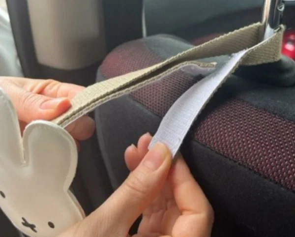 Miffy 造型汽車座椅掛勾 白色, 手部安裝於汽車座椅展示