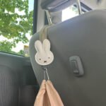 Miffy 造型汽車座椅掛勾 白色, 安裝於座椅並掛有包袋展示