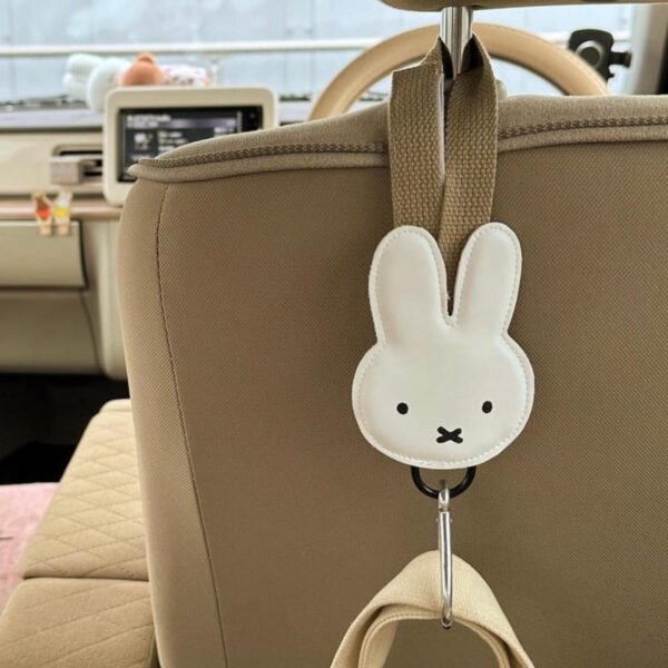 Miffy 造型汽車座椅掛勾 白色, 安裝於汽車座椅背面展示