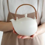SALIU YUI 祥「結」日本製美濃燒日式茶壺 600ml 白色 雙手手持示意